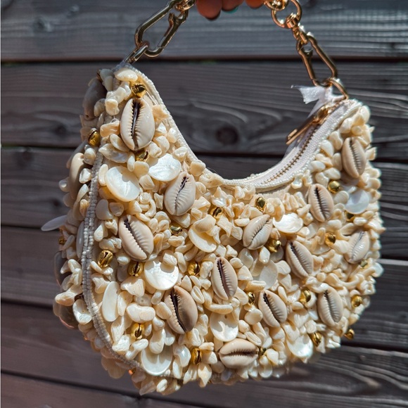 Shell ๐ Beaded handbag - Picture 1 of 6